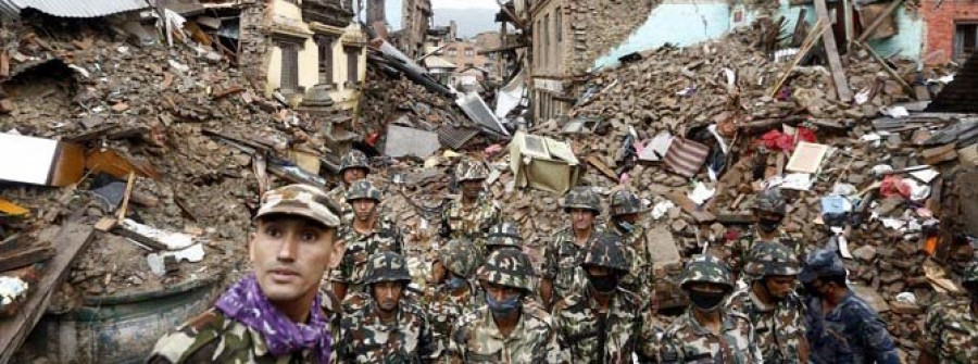 El último recuento de muertos por el terremoto en Nepal supera los 6.200