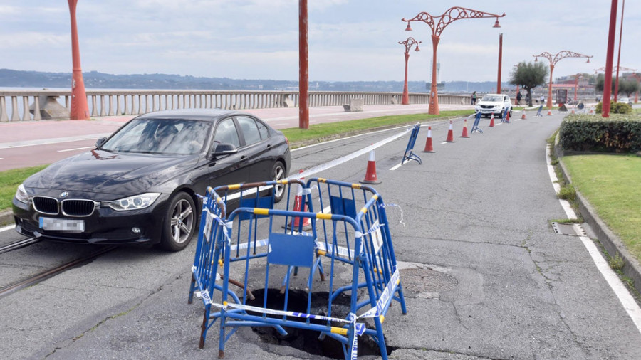 Un socavón sorprende a los conductores a su paso por el Paseo Marítimo en San Amaro