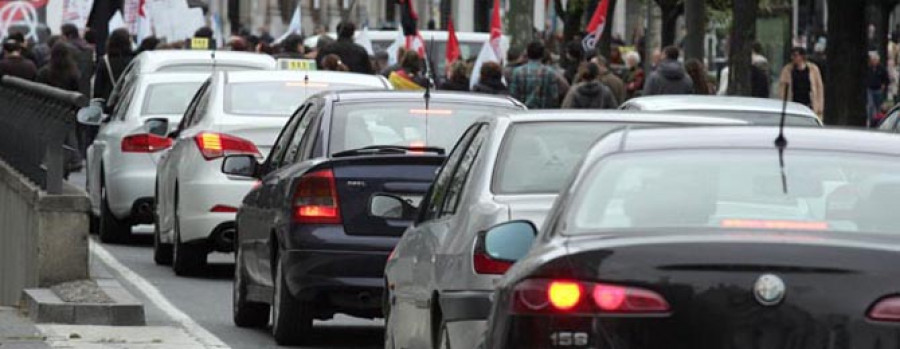 Los coches le ceden las calles a las peñas del Depor y  a los manifestantes