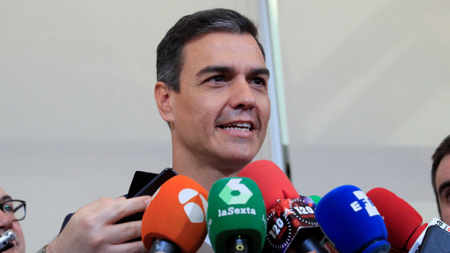 Los partidos reprochan a Sánchez que se vaya de vacaciones y no negocie