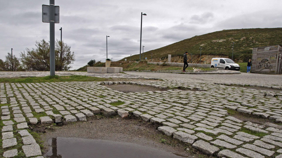 El Ayuntamiento denuncia el continuo robo de adoquines en la zona de O Portiño