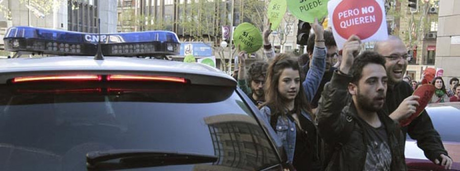 La Policía evita un escrache a Montoro, aunque los activistas pegan carteles en su portal