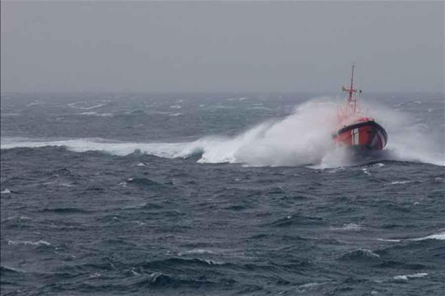 Buscan a un marinero tras volcar su barco en las islas Ons