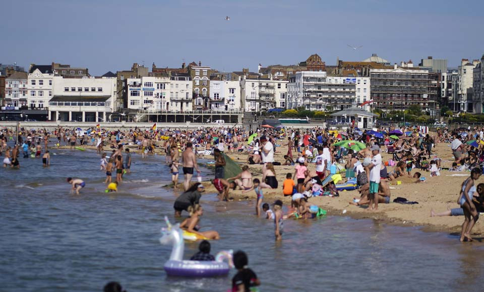 Saltan las alarmas en el Reino Unido por las playas atestadas y las fiestas ilegales