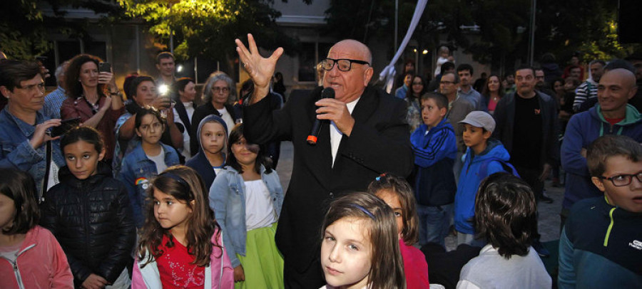 Leo Bassi contagia con su humor al barrio de Monte Alto