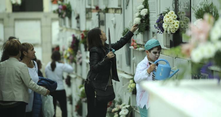 Reportaje | Las flores impregnan los cementerios coruñeses para honrar a los difuntos