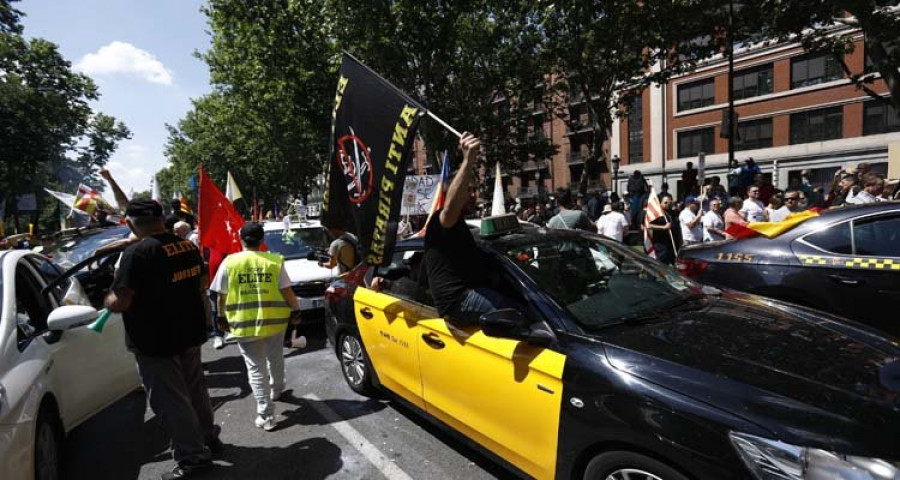 Fomento reúne a comunidades y ayuntamientos para tratar sobre el conflicto entre el taxi y Uber