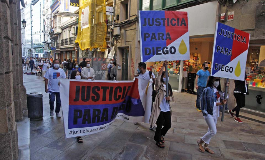 Casi 300 personas marchan por el centro para avivar  el recuerdo de Diego Bello