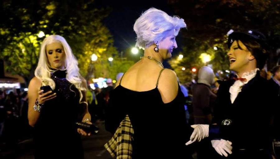 la carrera de los tacones altos da una glamurosa bienvenida a halloween