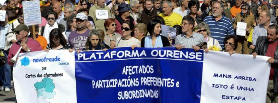 Los afectados por la inversión de las preferentes toman sucursales en Ourense y Carballiño
