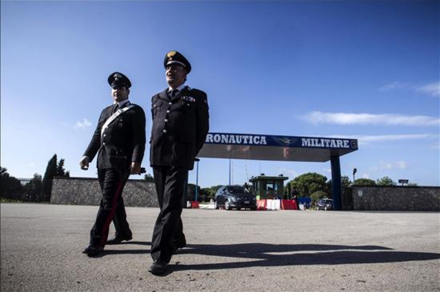 Los restos mortales de Priebke esperan en un aeropuerto militar romano