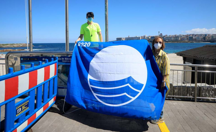 Diecisiete banderas azules ondearán este verano en las playas de A Coruña, Arteixo y Oleiros