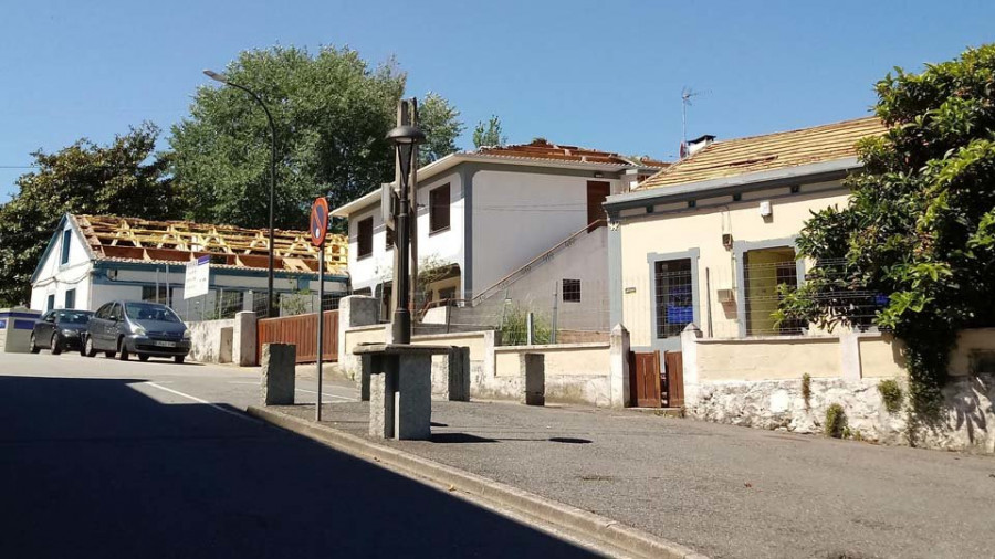 La urbanización del centro de Oleiros se inicia con el derribo de tres casas