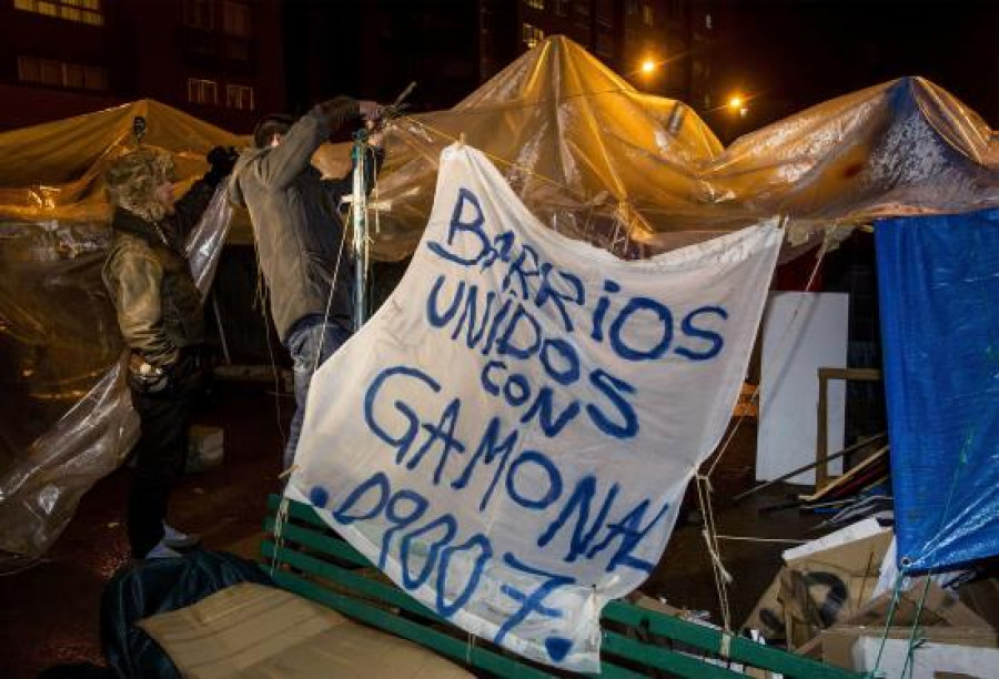 Gamonal amanece tranquilo y sin máquinas aún para tapar la zanja abierta