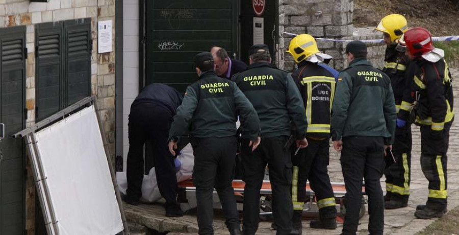 Muere una joven al caerle una roca de la praia das Catedrais en la cabeza