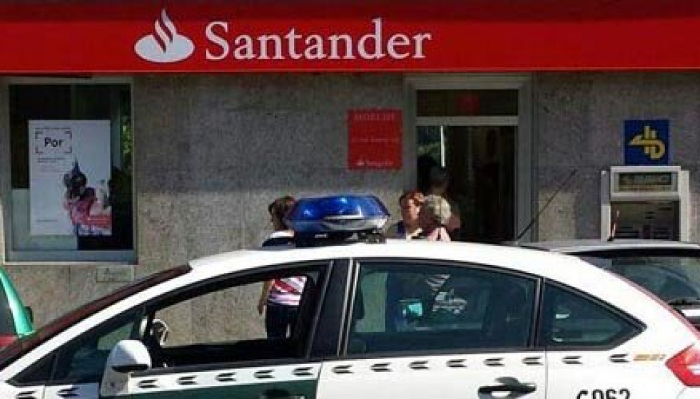 Detienen a los dos atracadores de la sucursal del Banco Santander en Moeche