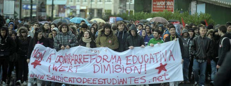 Cerca de 5.000 estudiantes salen a la calle en contra de la reforma educativa