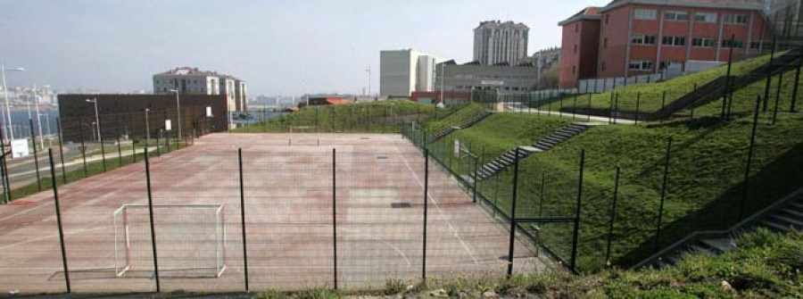 Las obras del Pardo Bazán inutilizan las pistas polideportivas del centro