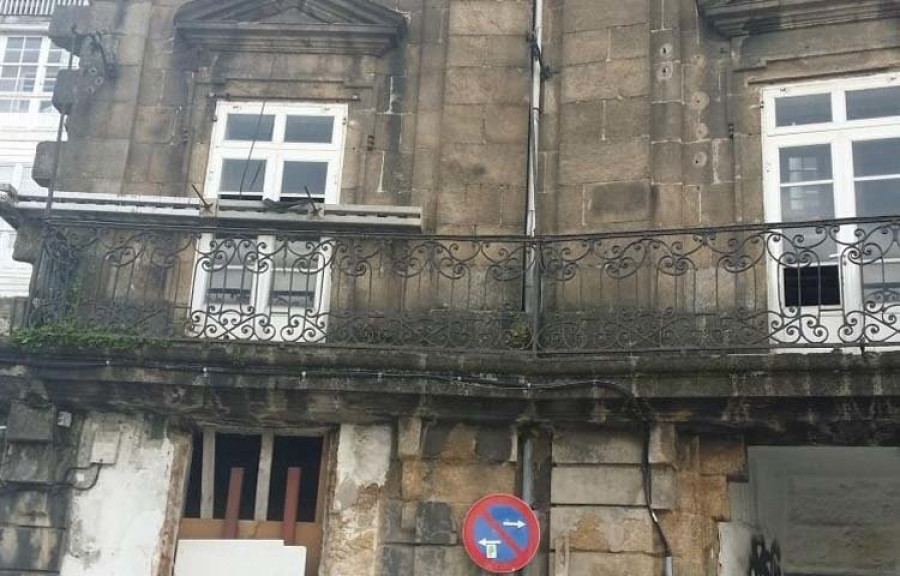 El BNG denuncia el gran deterioro y abandono que sufre el conjunto de edificios de la Casa de Paredes