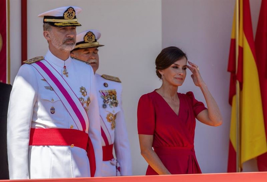 Los Reyes presiden en Sevilla el desfile de las Fuerzas Armadas