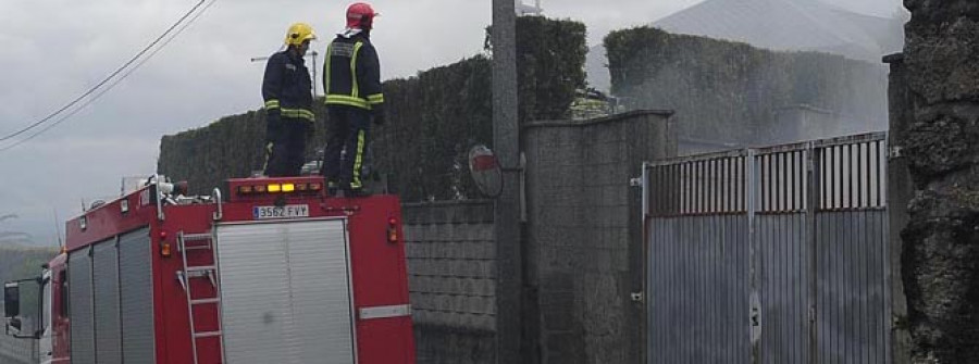 Los bomberos acuden a una quema de rastrojo descontrolada en A Zapateira