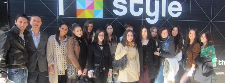 Los estudiantes de una escuela de moda realizan una visita  a Coruña The Style Outlets