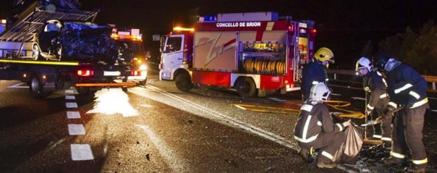 Los bomberos liberan a una persona que quedó atrapada en el interior de su vehículo en Ponteareas (Pontevedra)