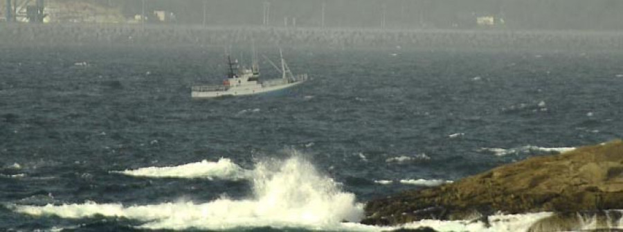 Los servicios de emergencia se ponen en guardia por olas de cerca de siete metros