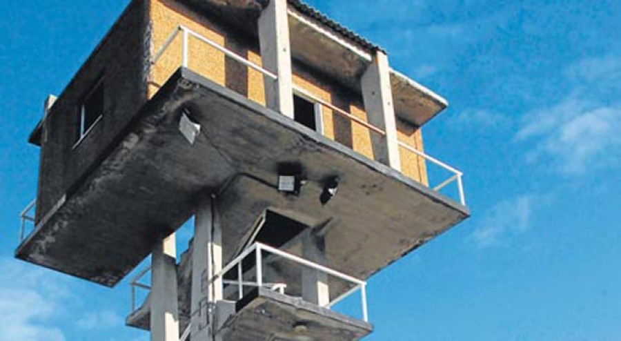 Un parque con una torre  a la altura de los bomberos