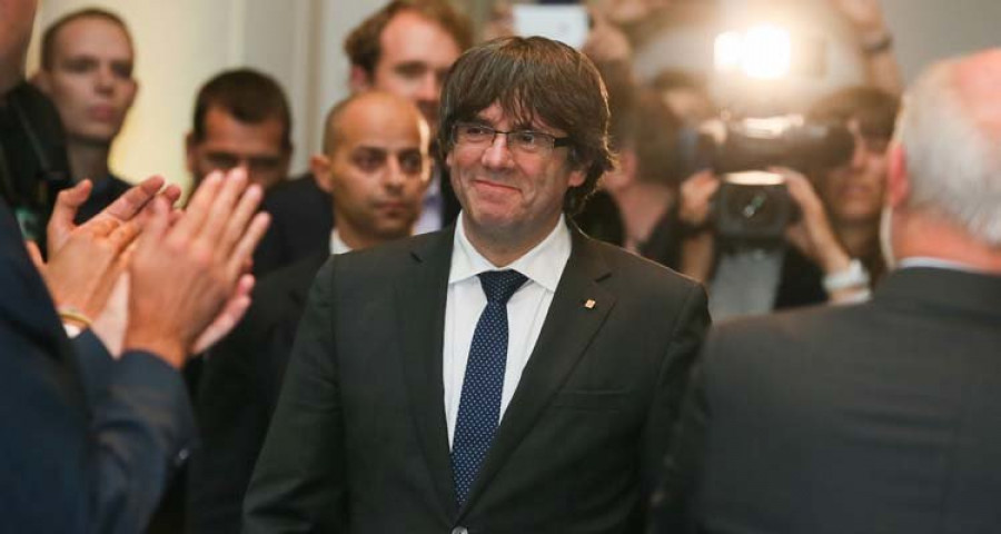 Puigdemont pide que Bruselas retire su apoyo a Rajoy si él gana el 21-D