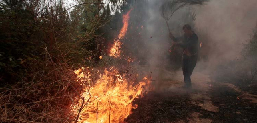 Luchan contra un incendio declarado en Lalín ante su cercanía a las casas