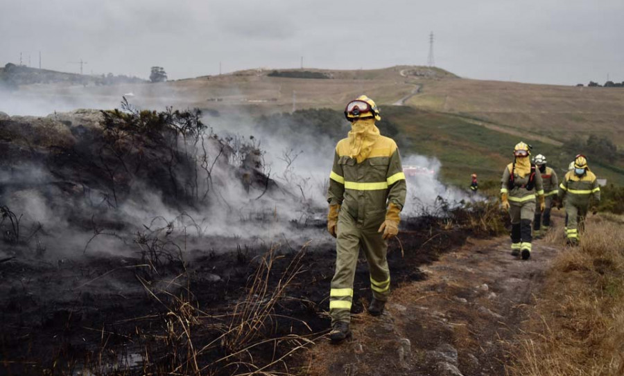 Un incendio forestal alarma a una residencia de mayores en San Pedro