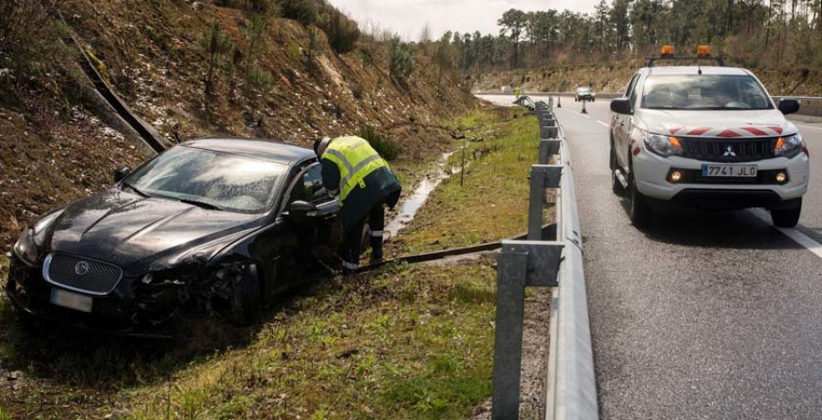 Muere un joven de 20 años en Melide al salirse de la vía y volcar el coche que conducía