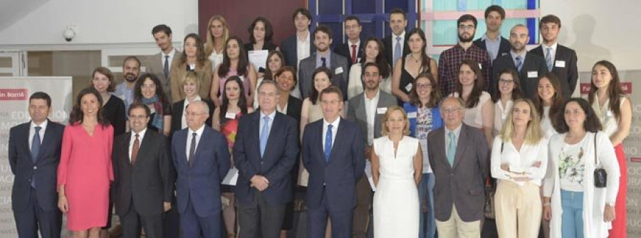 Feijóo aplaude el talento que reconocen las becas de la Fundación Barrié