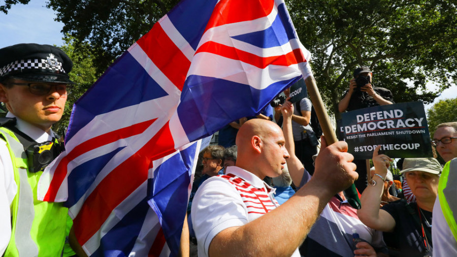 Johnson acusa a los conservadores rebeldes de minar su negociación