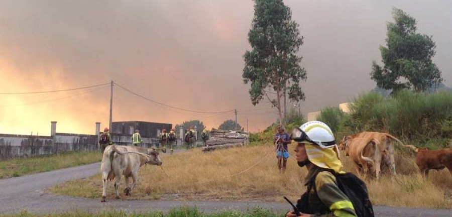 Feijóo reclama “unidad y precaución” y recomienda que se denuncie a los incendiarios