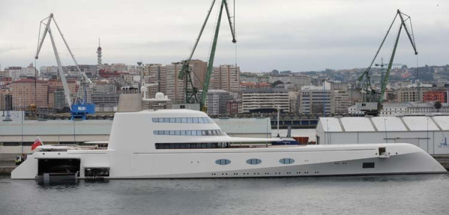 El yate “A” del magnate ruso Andrey Melnichenko amarra en el muelle de Calvo Sotelo