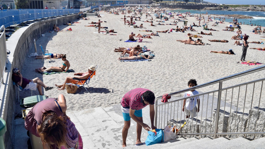 Los bañistas se fugan de las playas coruñesas a las del área para evitar los semáforos de acceso