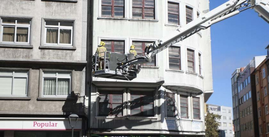 La caída de cristales de un edificio abandonado obliga a cortar la calle de San Vicente