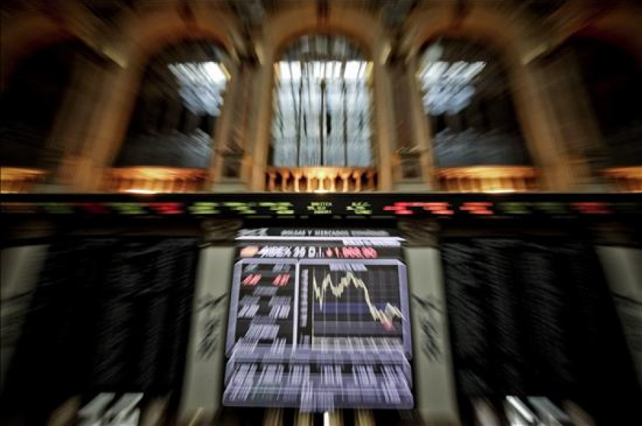 La bolsa española comienza la sesión en negativo y el IBEX cede el 0,50 por ciento