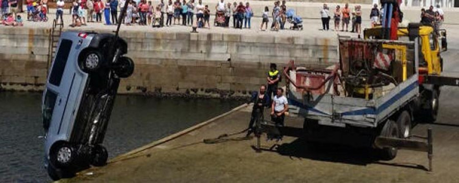 La furgoneta de  un pescador se cae  al mar sin control  en La Marina