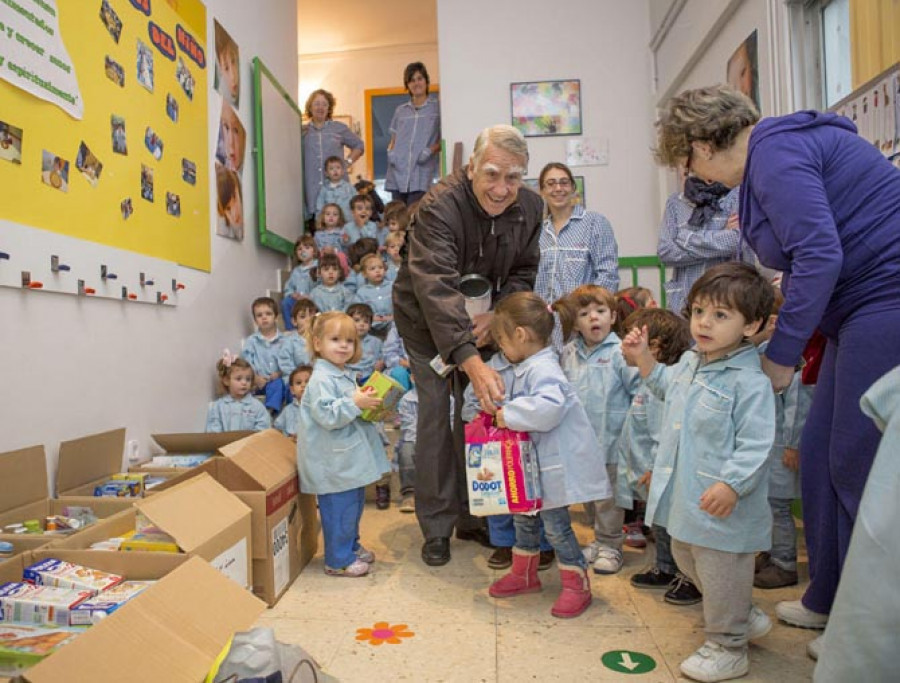 Los niños de la escuela Zalaeta realizan su “operación kilo”