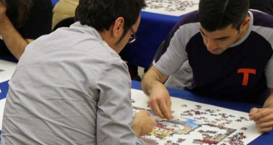 Reportaje | Medalla de madera para los tres primeros en resolver un puzle de 500 piezas