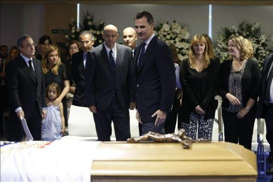 Felipe VI rinde homenaje a la "figura irrepetible" de Alfredo di Stéfano