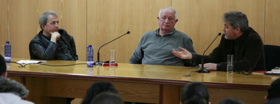 Manuel Rivas y John Rutherford se reúnen con los alumnos de la facultad coruñesa de FilologíaManuel Rivas