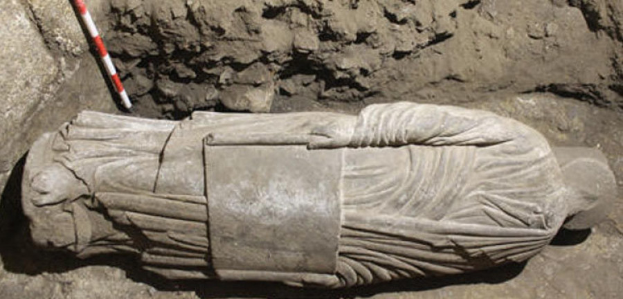 Una escultura de la fachada medieval del Pórtico de la Gloria aparece en la torre sur de la catedral