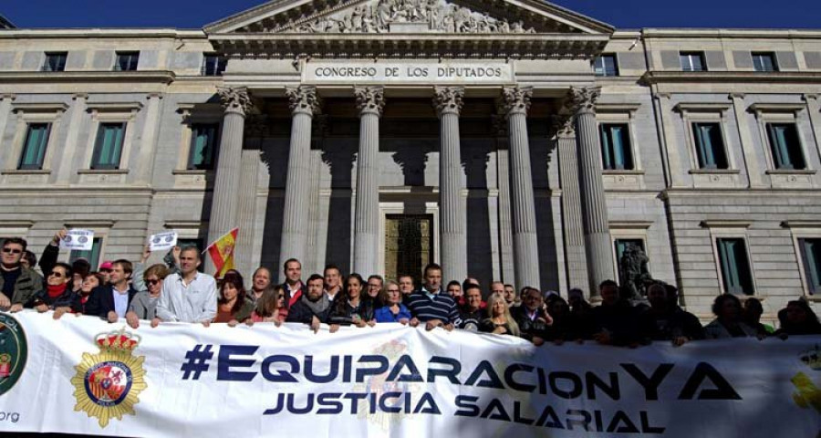 Miles de policías y guardias civiles claman equiparar sus sueldos con los de los agentes autonómicos