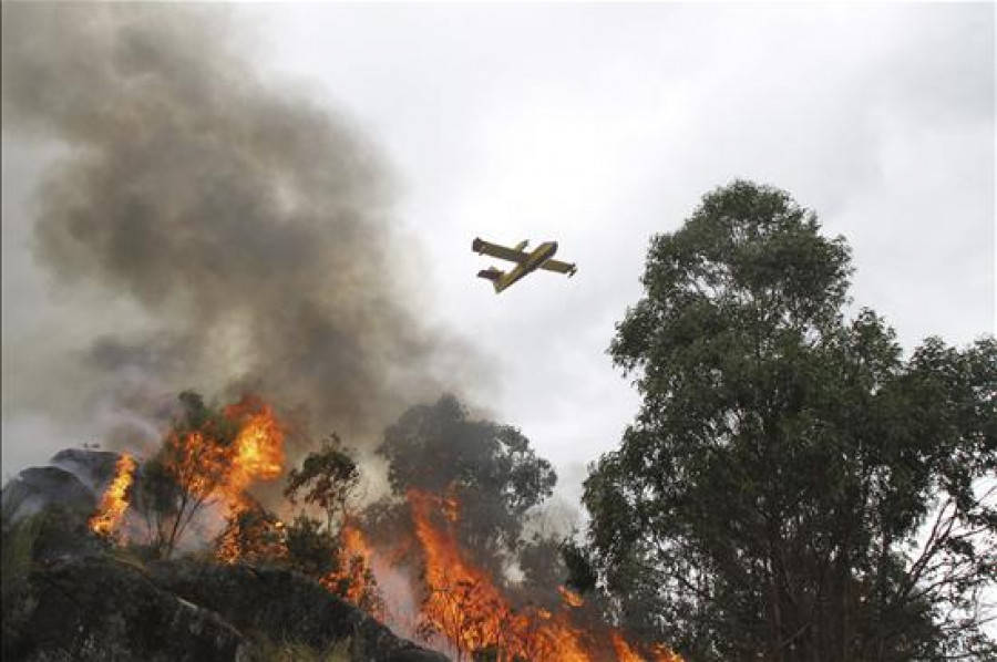 Estabilizado el incendio en Pontecaldelas, que lleva afectadas 600 hectáreas