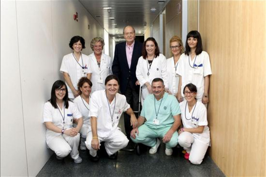 El Rey se despide del personal sanitario del hospital con una foto de familia