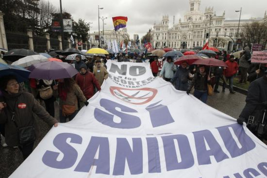 La lluvia y el frío no impiden que miles de personas apoyen la Sanidad Pública